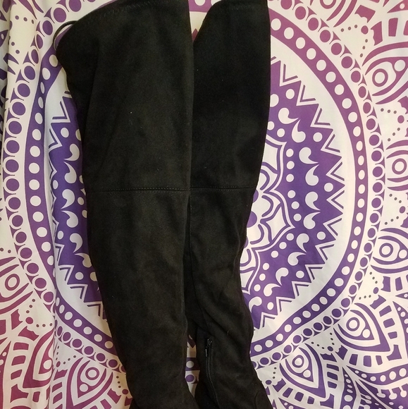 Thigh high black boot - Picture 7 of 9